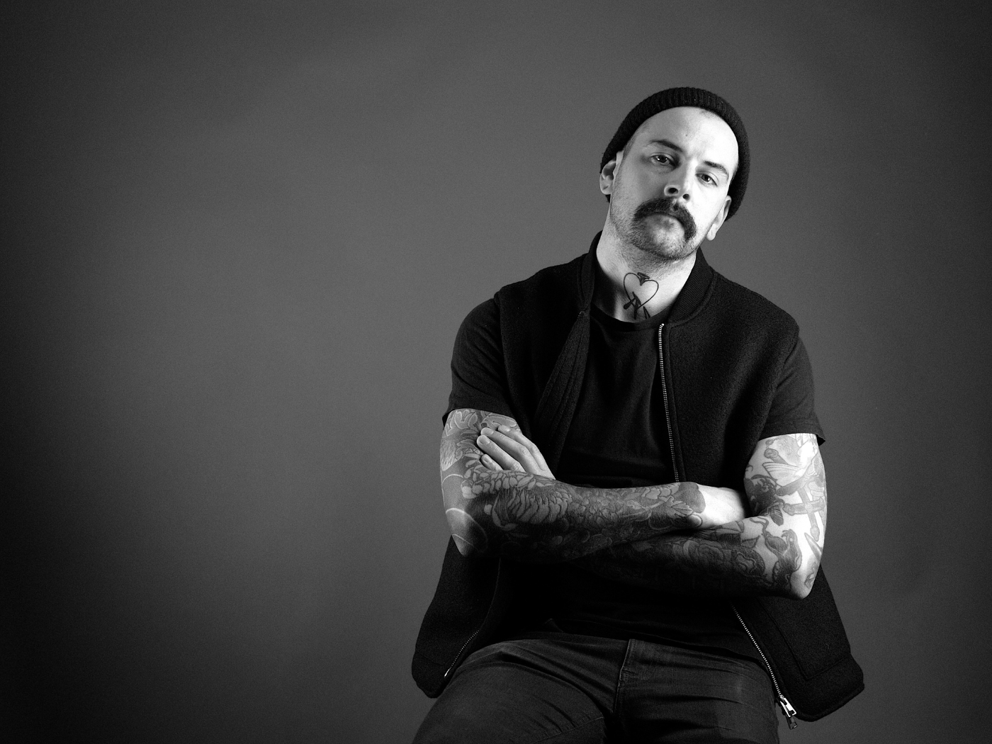 Autorenporträt Denis Pfabe in schwarz/weiß