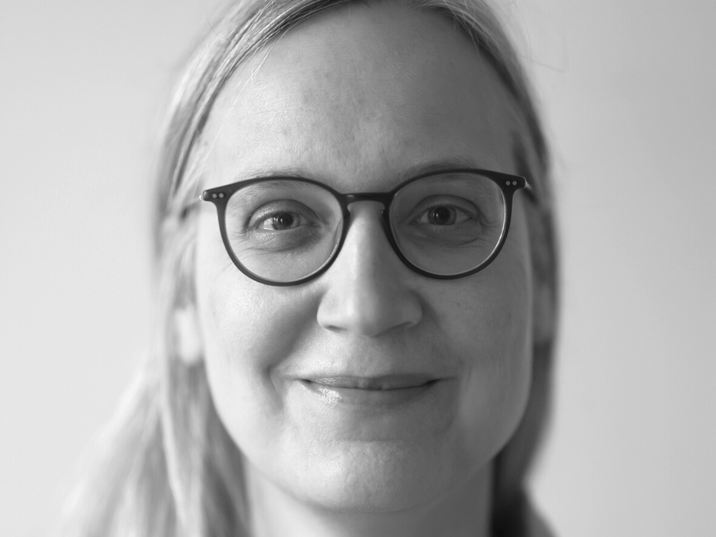 Autorinnenporträt Ina Hattenhauer in schwarz/weiß