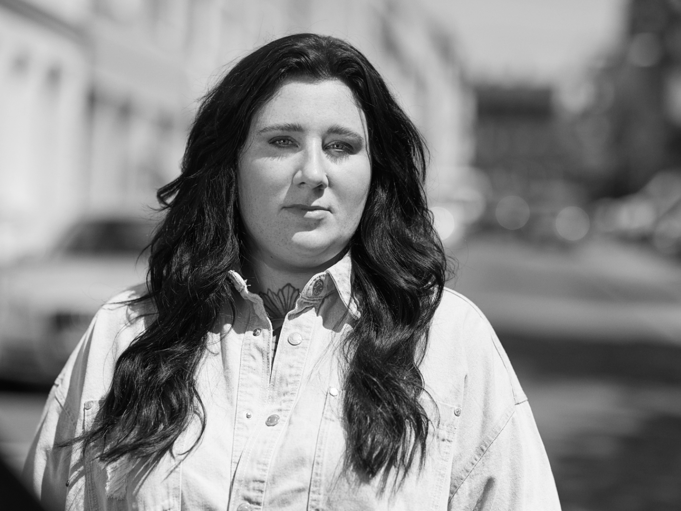 Autorinnenfoto Lena Schätte in schwarz/weiß