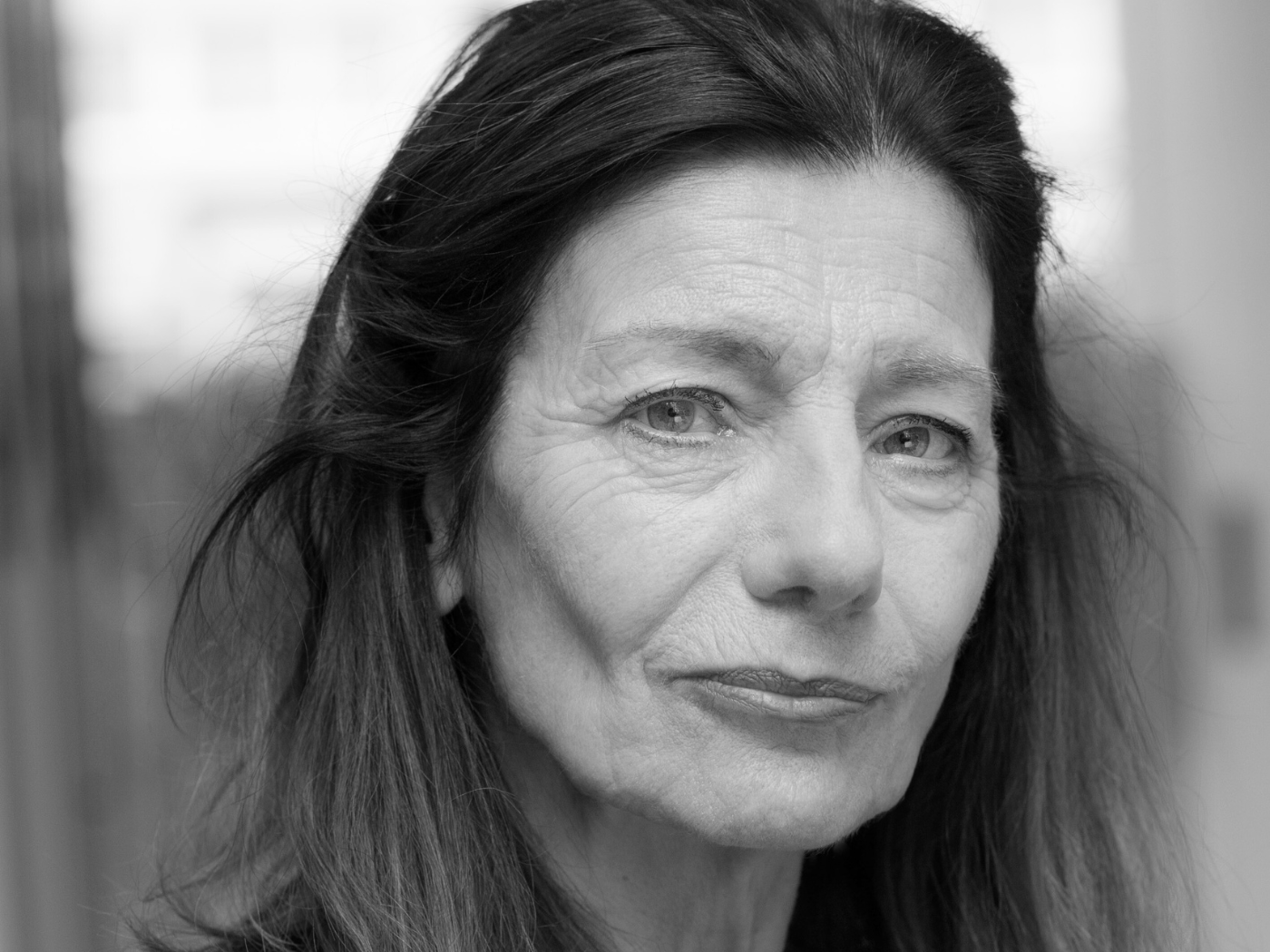 Autorinnenporträt Ursula Krechel in schwarz/weiß