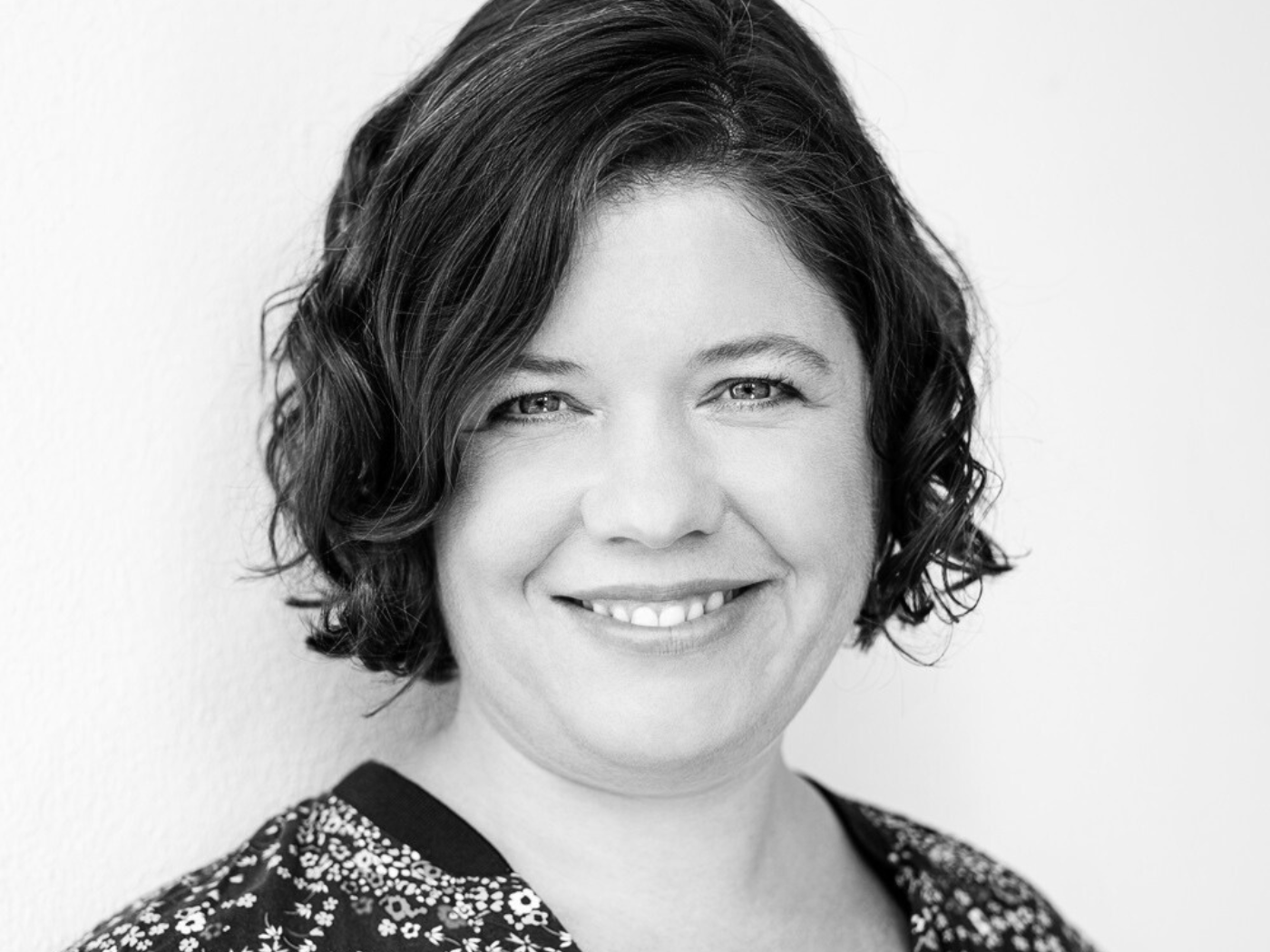 Autorinnenporträt von Julia Friedrichs in schwarz/weiß