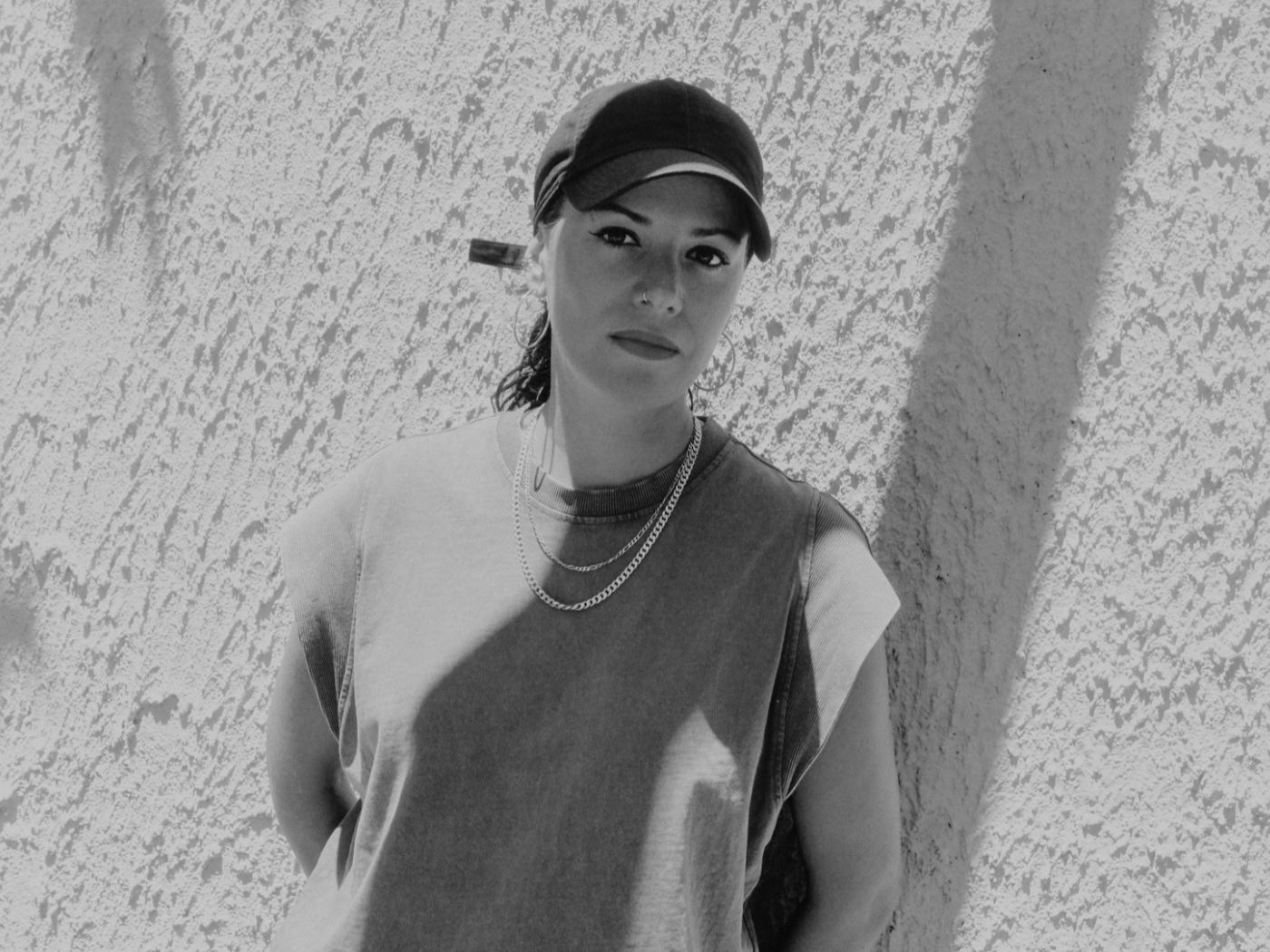 Autorinnenportrait von Laura Vazquez in schwarz/weiß